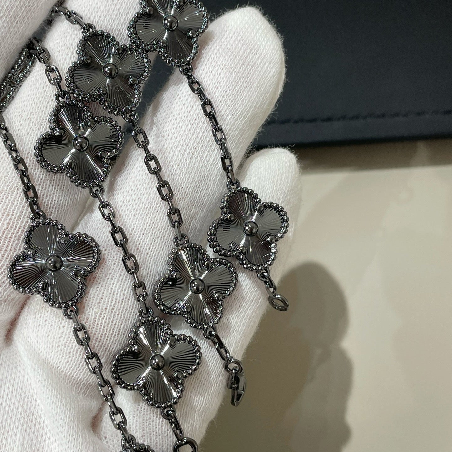 [Moco jewelrys]CLOVER 5 MOTIF BLACK BRACELET