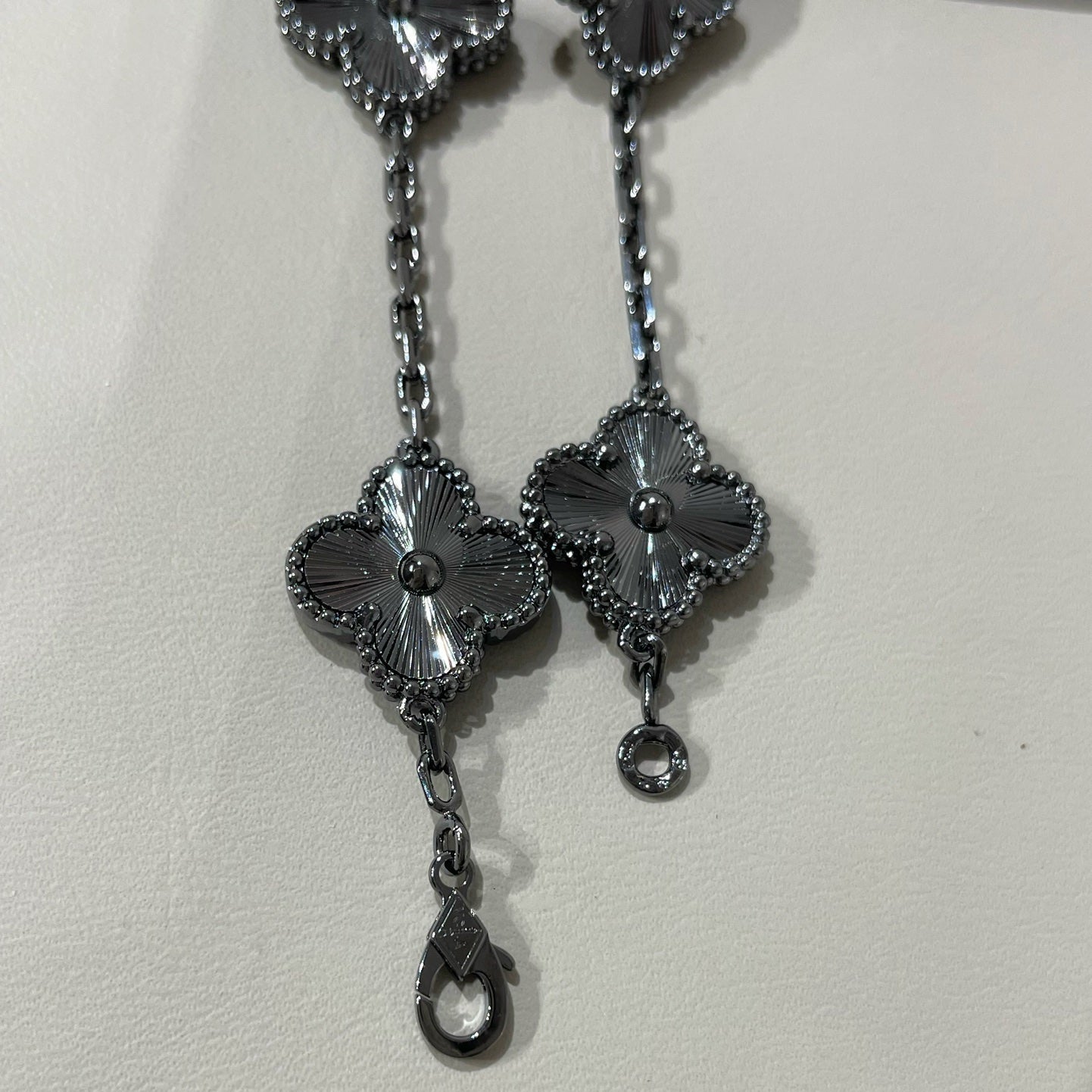 [Moco jewelrys]CLOVER 5 MOTIF BLACK BRACELET