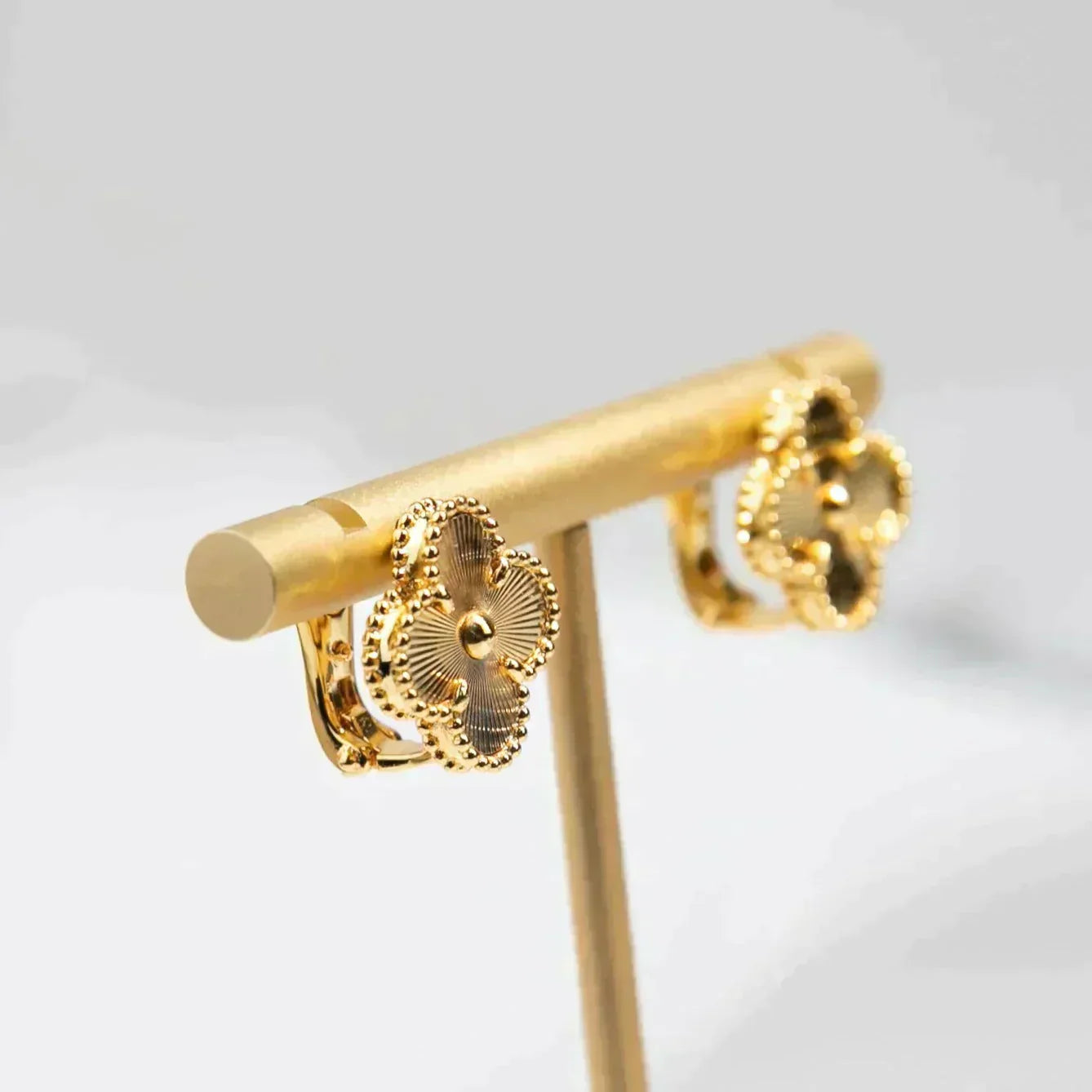 [moco jewelrys]CLOVER MEDIUM 1 MOTIFS LASER EARRINGS