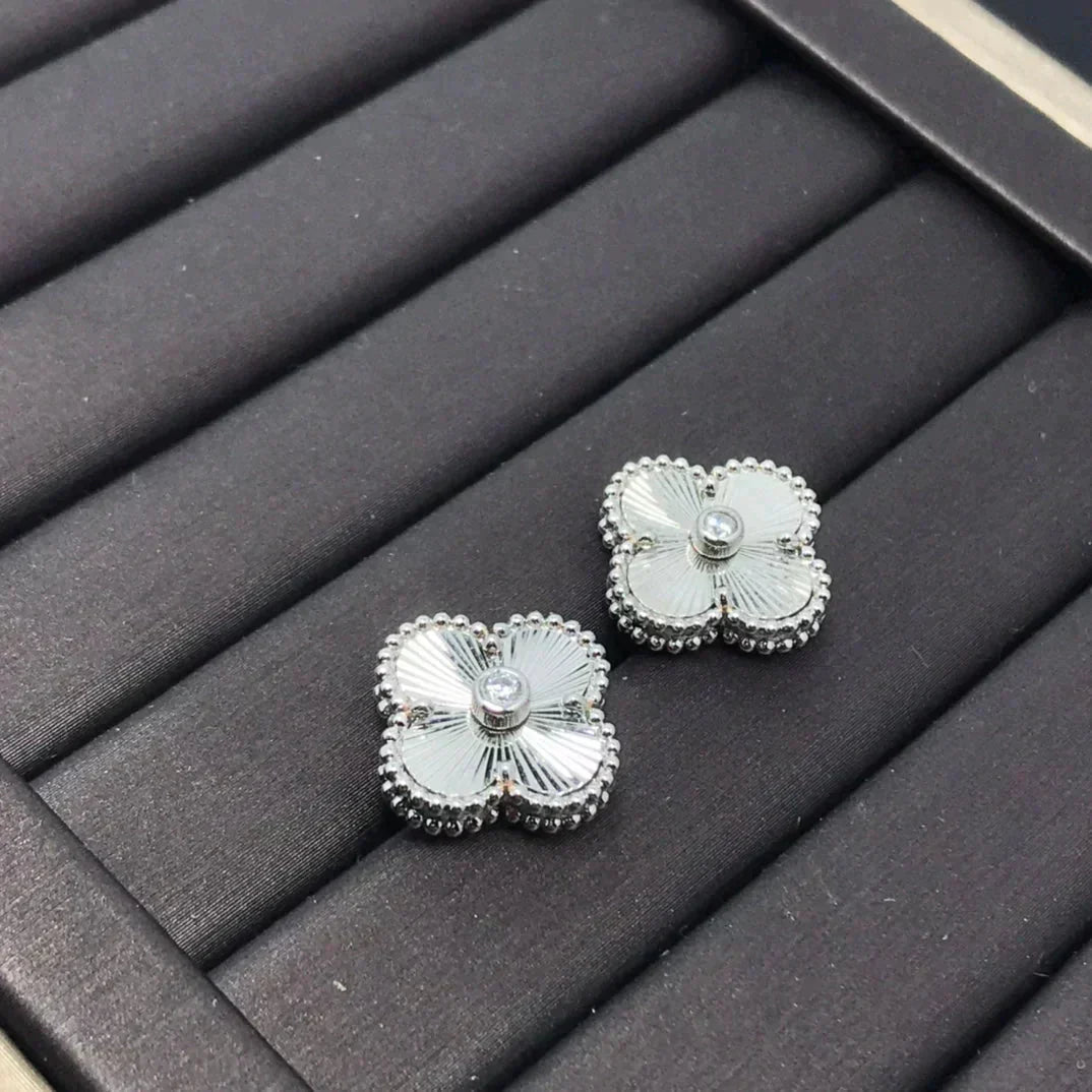 [moco jewelrys]CLOVER MINI 9.5MM LASER EARRINGS