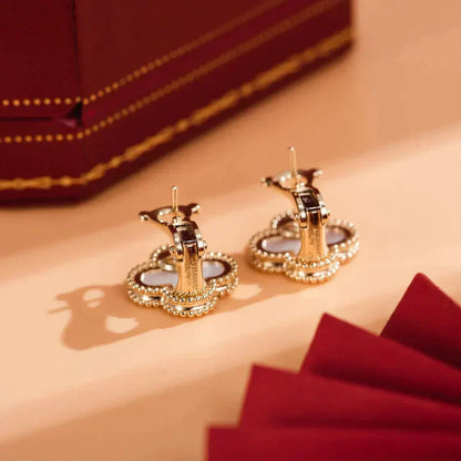 [moco jewelrys]CLOVER MEDIUM 1 MOTIFS  WHITE MOP STUD EARRINGS
