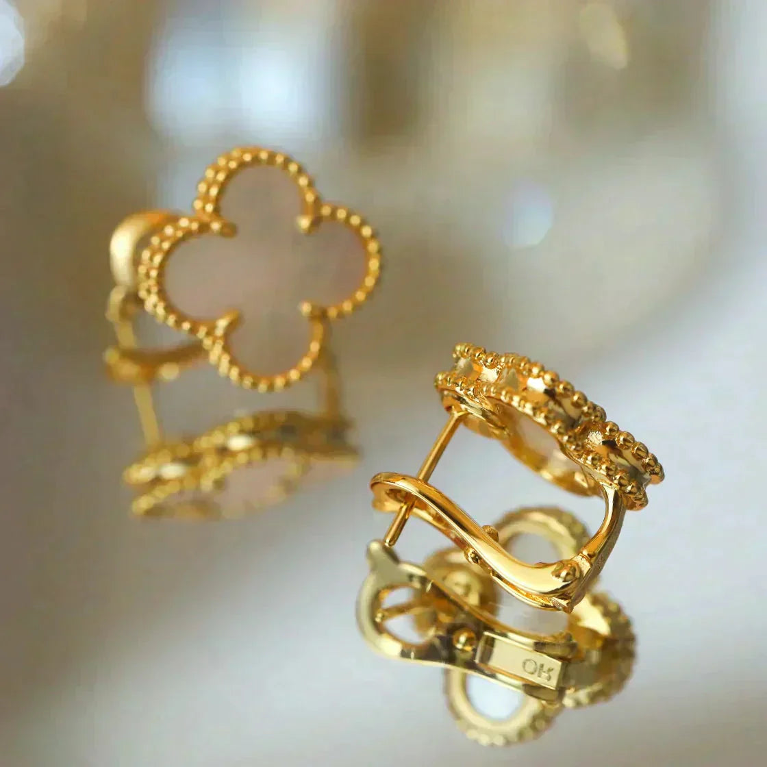 [moco jewelrys]CLOVER MEDIUM 1 MOTIFS  WHITE MOP STUD EARRINGS