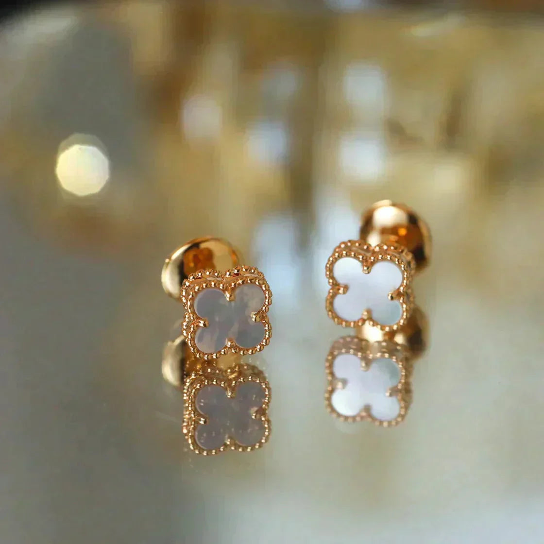 [moco jewelrys]CLOVER MINI 9.5MM WHITE MOP EARRINGS