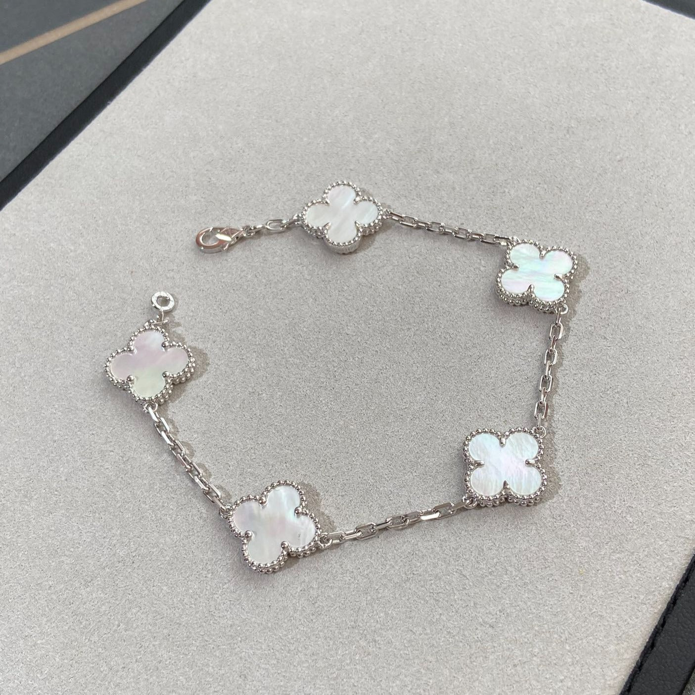 [Moco jewelrys]CLOVER WHITE PEARL MOP 5 MOTIF BRACELET COLLECTION