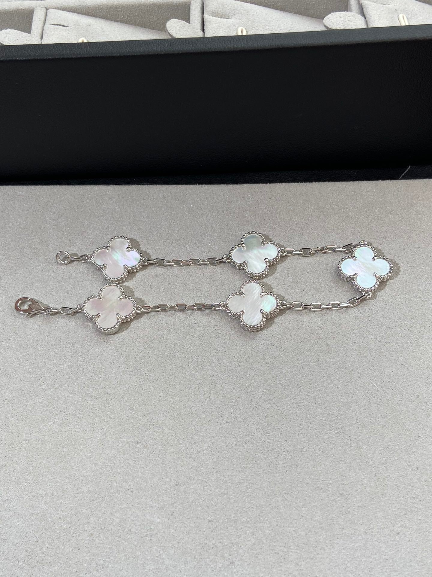 [Moco jewelrys]CLOVER WHITE PEARL MOP 5 MOTIF BRACELET COLLECTION