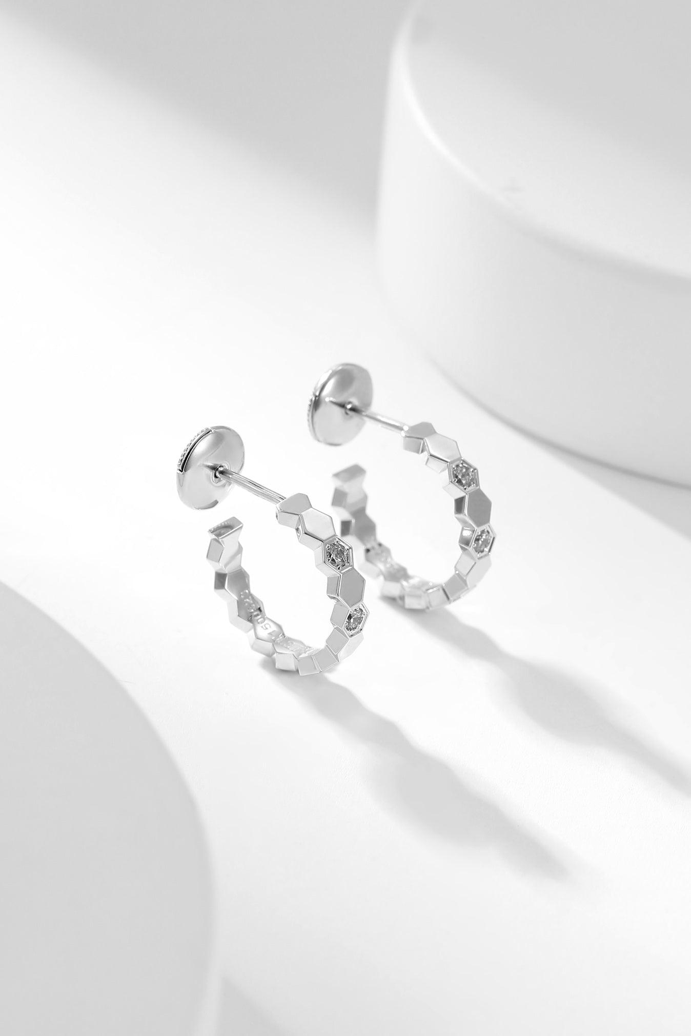 [moco jewelrys]BEE LOVE DIAMOND HOOP EARRINGS