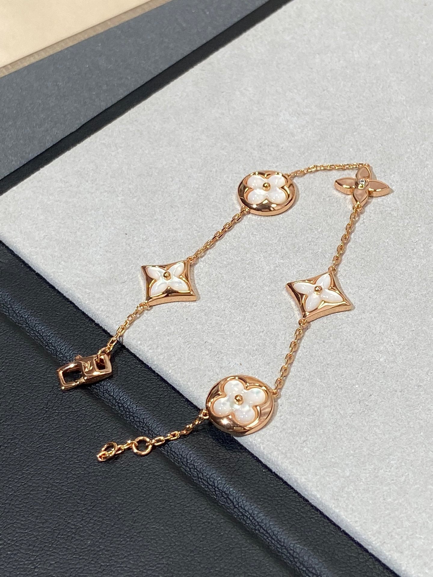 [moco jewelrys]STAR AND SUN 5 MOTIF MOP PINK GOLD BRACELET