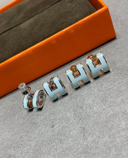 [moco jewelrys]POP H SKY BLUE STUD EARRINGS