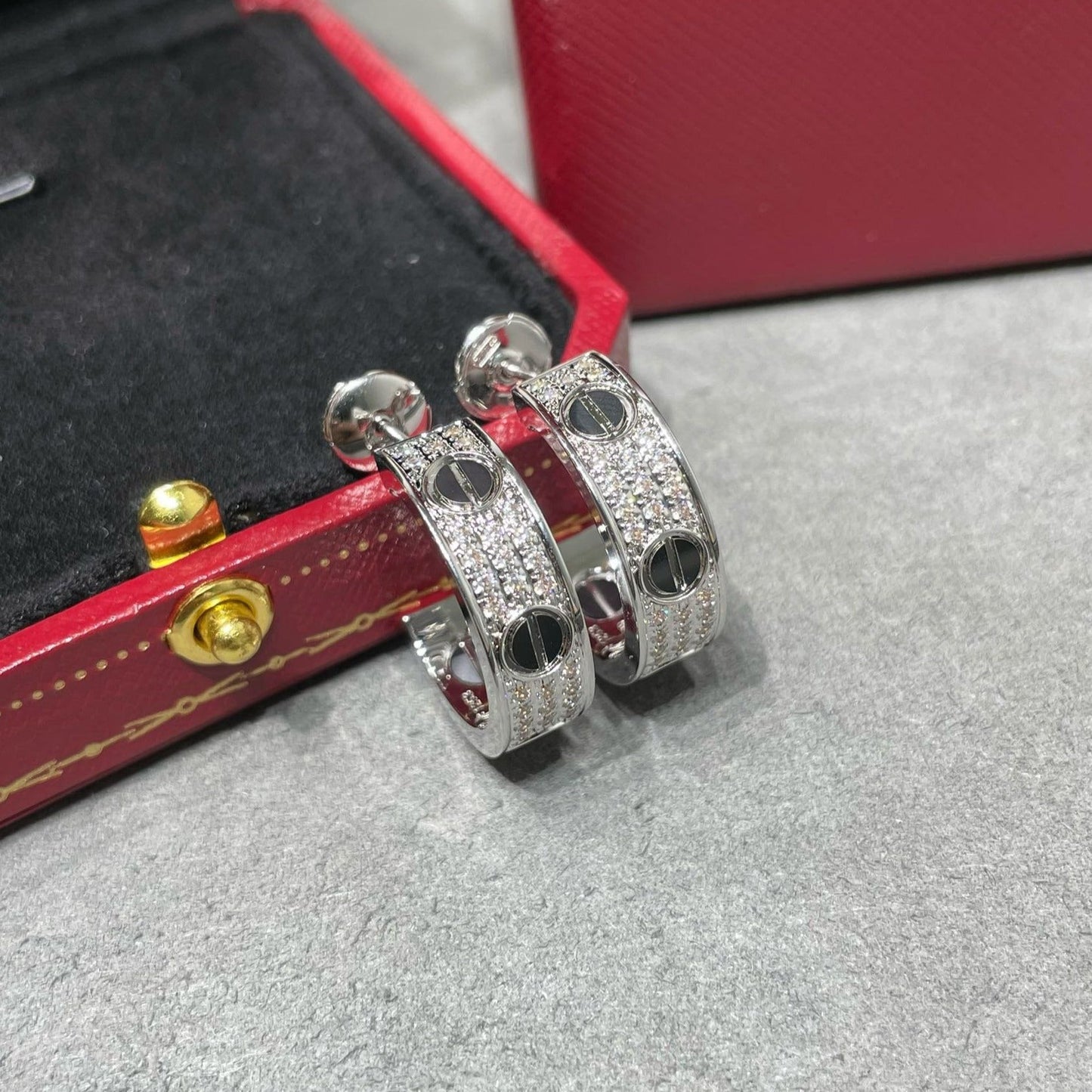 [moco jewelrys]LOVE CERAMIC DIAMOND PAVED SILVER EARRINGS