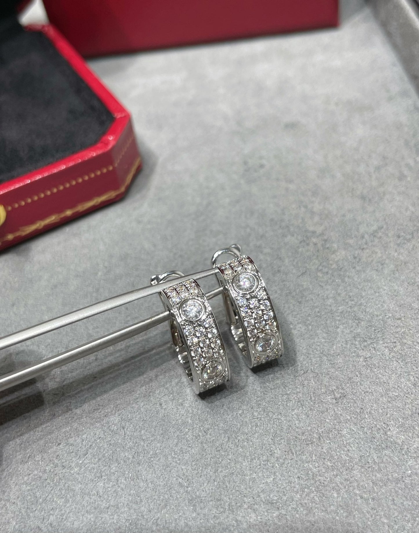 [moco jewelrys]LOVE 5.5MM DIAMOND PAVED EARRINGS