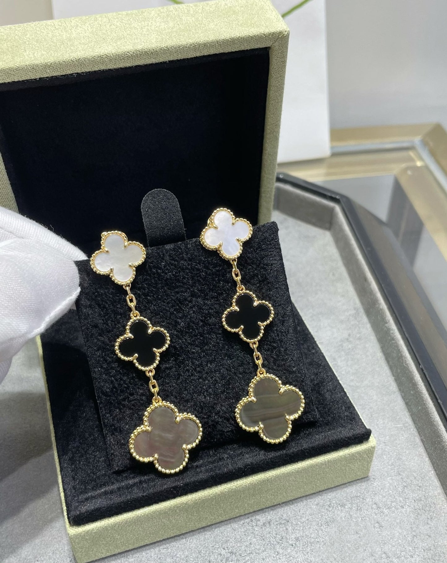 [moco jewelrys]CLOVER 3 MOTIF MOP ONYX DARK MOP PINK GOLD EARRINGS