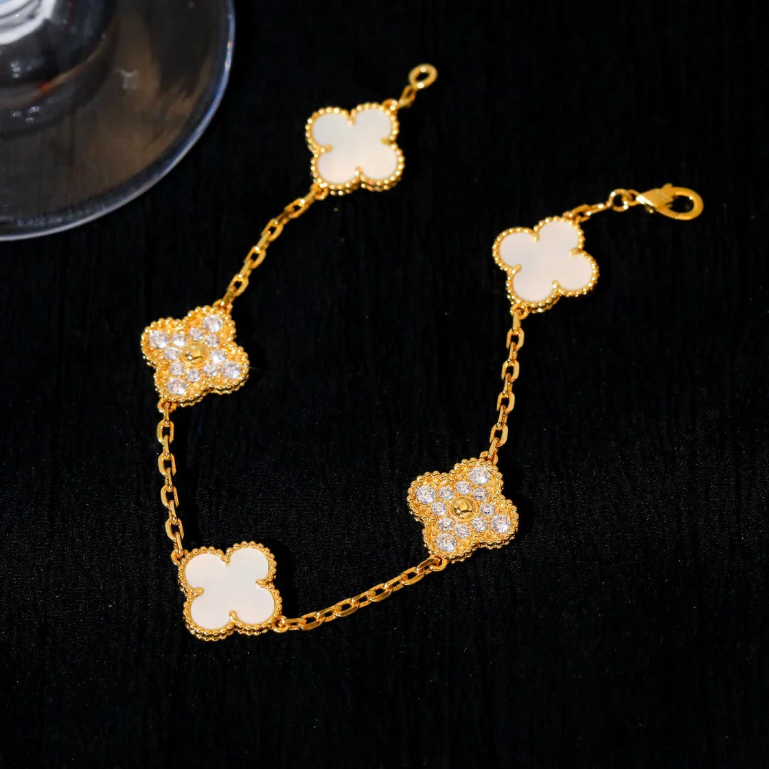 [Moco jewelrys]CLOVER WHITE PEARL MOP 5 MOTIF BRACELET COLLECTION