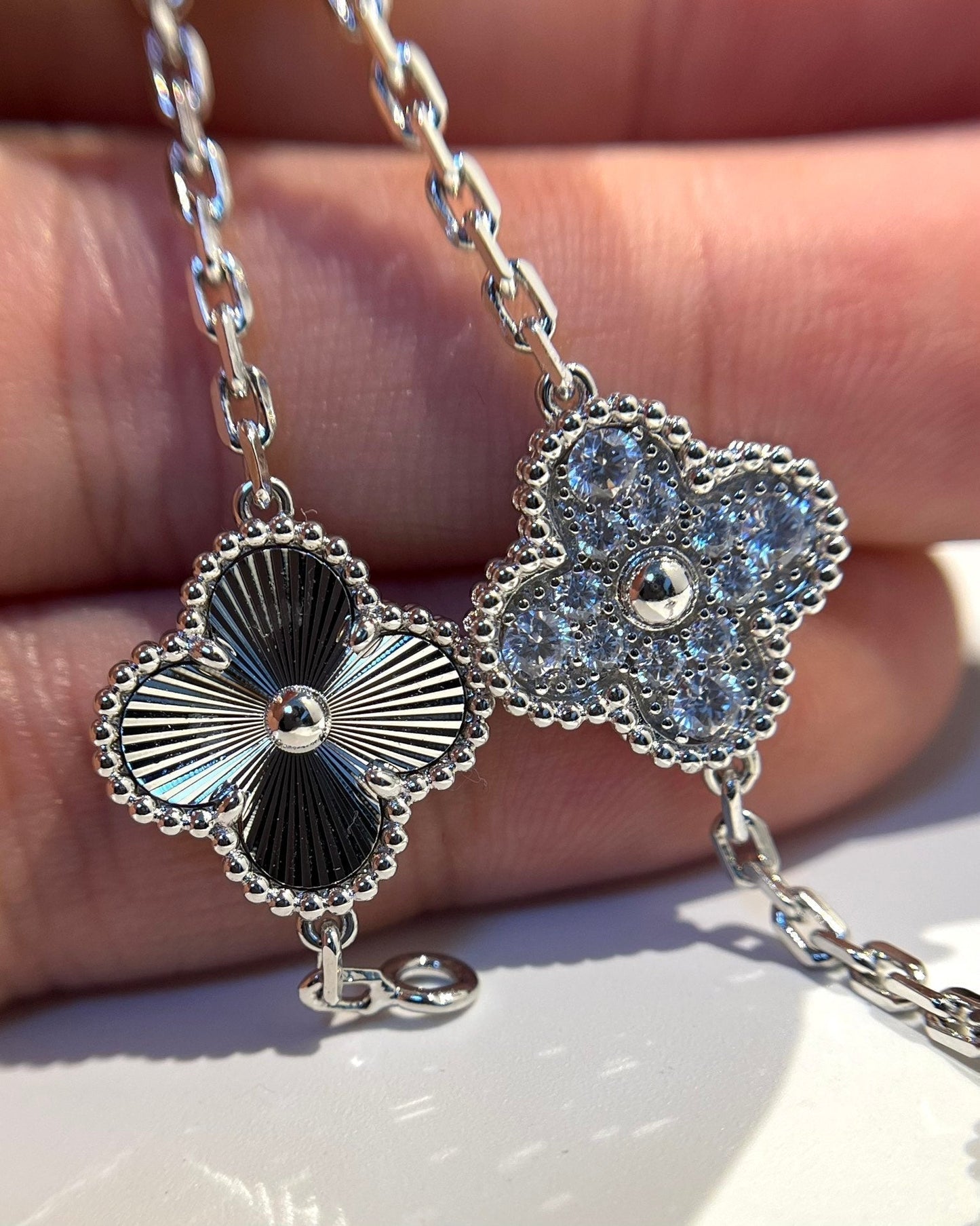 [Moco jewelrys] CLOVER 5 MOTIF LASER BRACELET COLLECTION