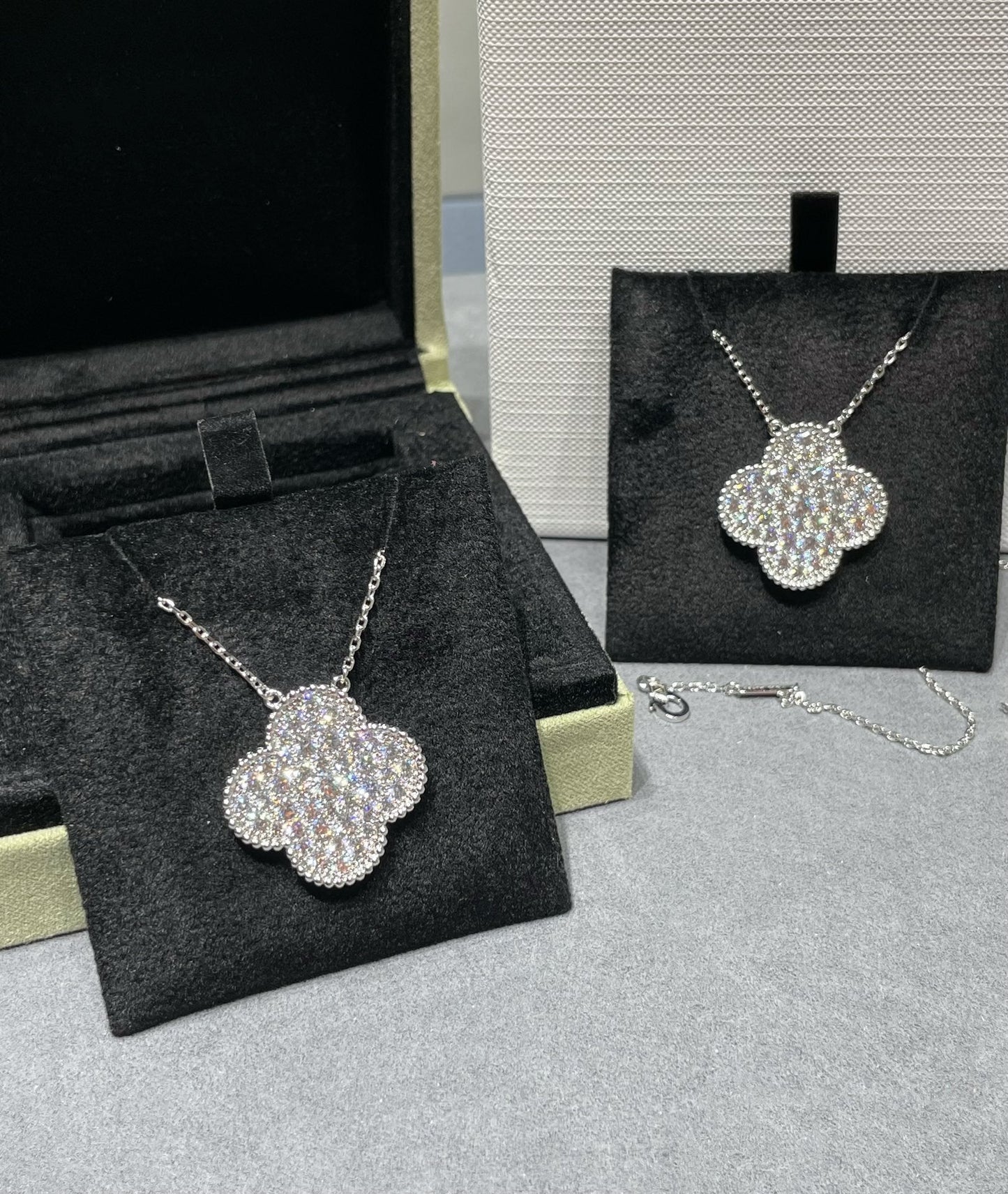 [moco jewelrys]KLEE 25MM GROSSER ANHÄNGER DIAMANT-PAVIERT SILBER HALSKETTE