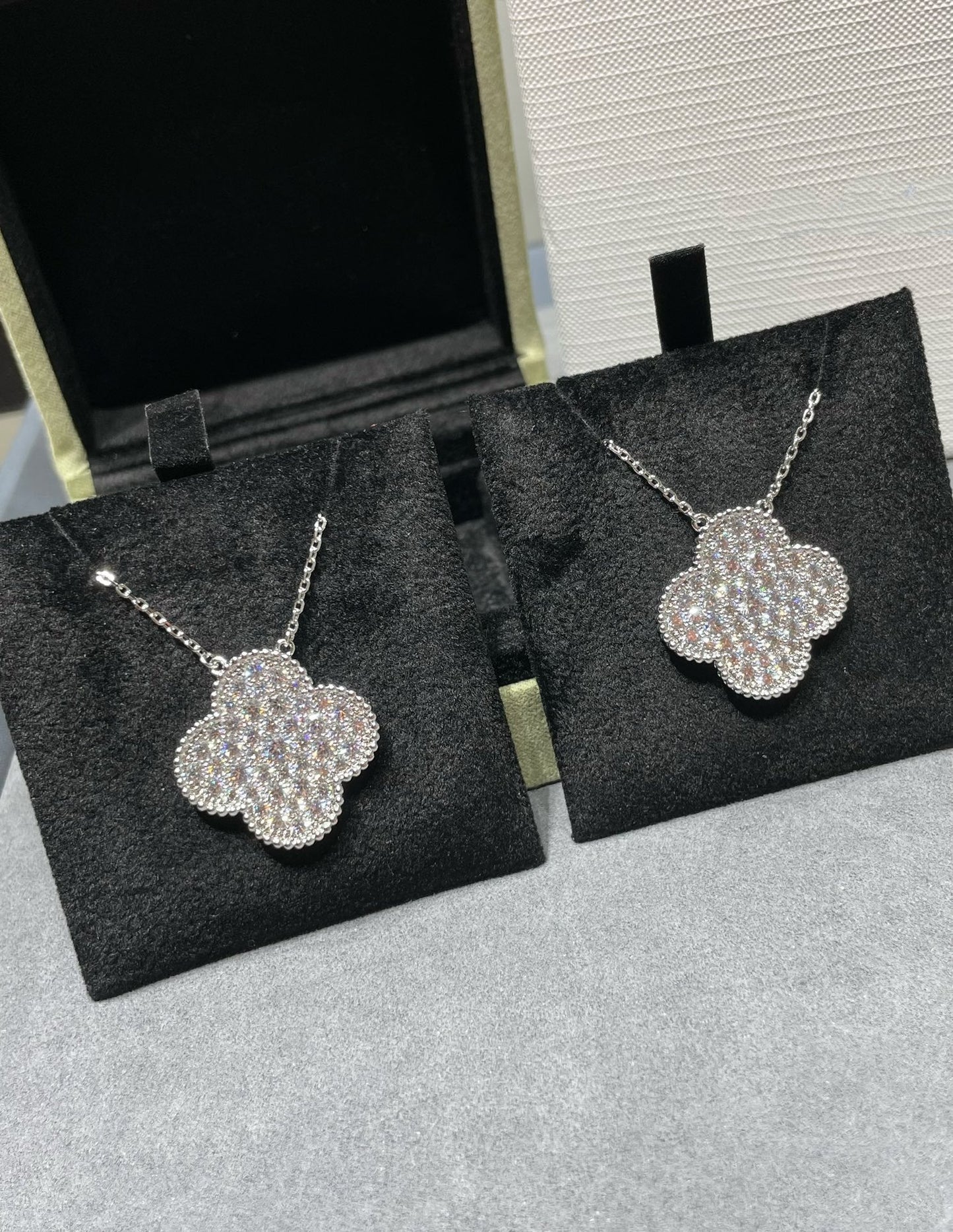 [moco jewelrys]KLEE 25MM GROSSER ANHÄNGER DIAMANT-PAVIERT SILBER HALSKETTE