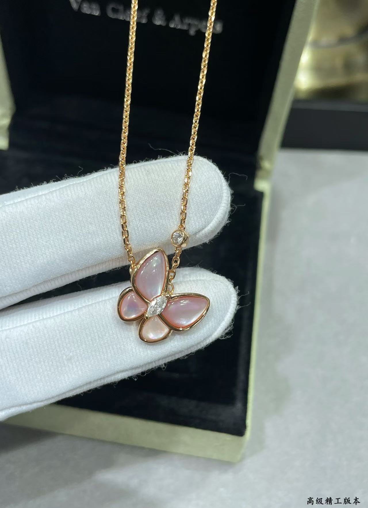 [moco jewelrys]BUTTERFLY PINK MOTHER-OF-PEARL DIAMOND NECKLACE