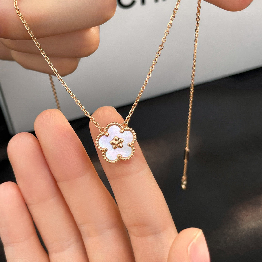 [moco jewelrys]LUCKY  WHITE MOP  PLUM BLOSSOM NECKLACE
