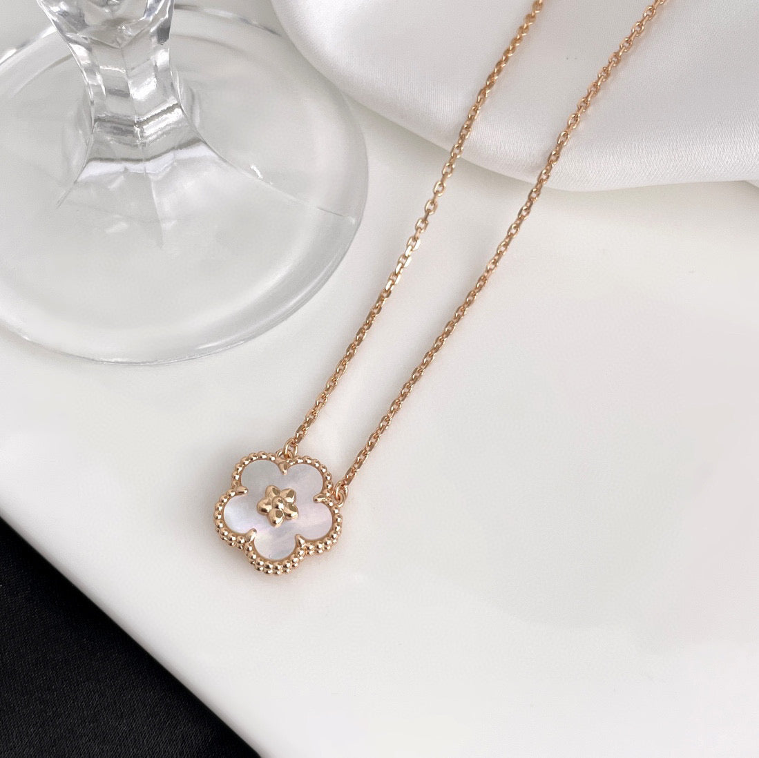 [moco jewelrys]LUCKY  WHITE MOP  PLUM BLOSSOM NECKLACE