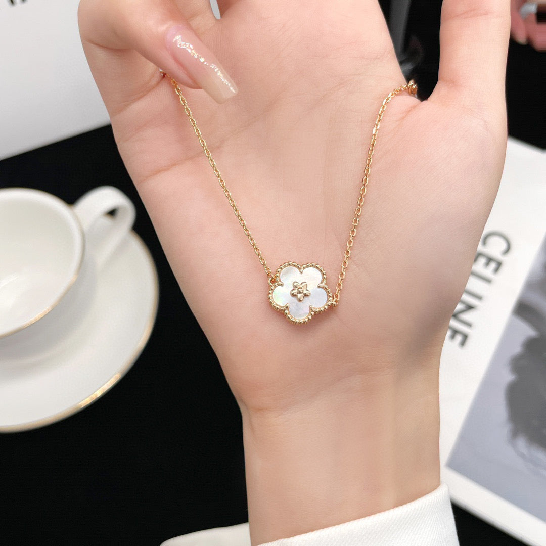 [moco jewelrys]LUCKY  WHITE MOP  PLUM BLOSSOM NECKLACE