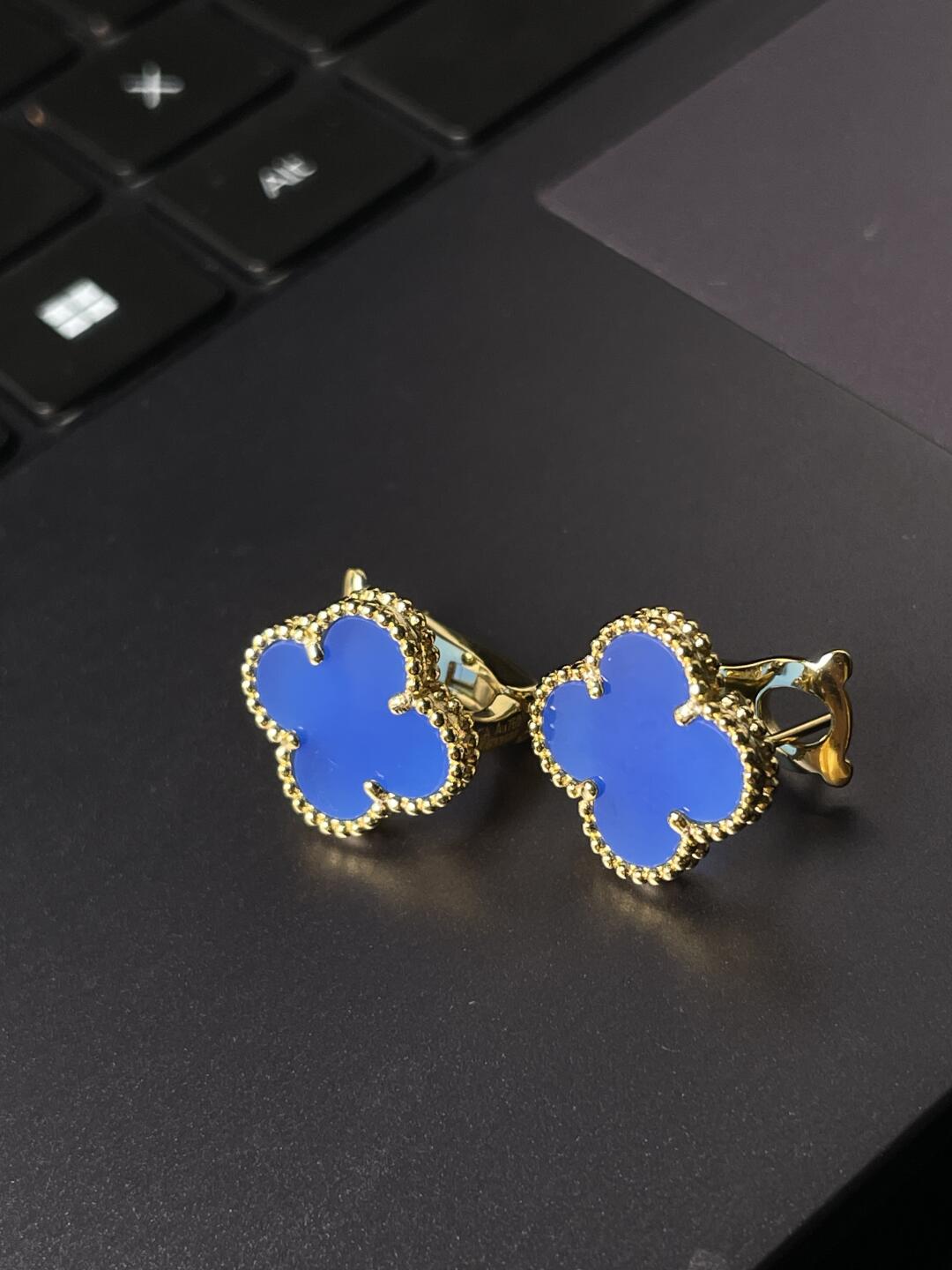 [Moco ] CLOVER LARGE (20mm) 1 MOTIFS BLUE MOP STUD EARRINGS