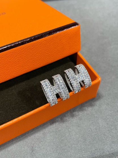 [moco jewelrys]H STUD EARRINGS WITH SILVER DIAMONDS