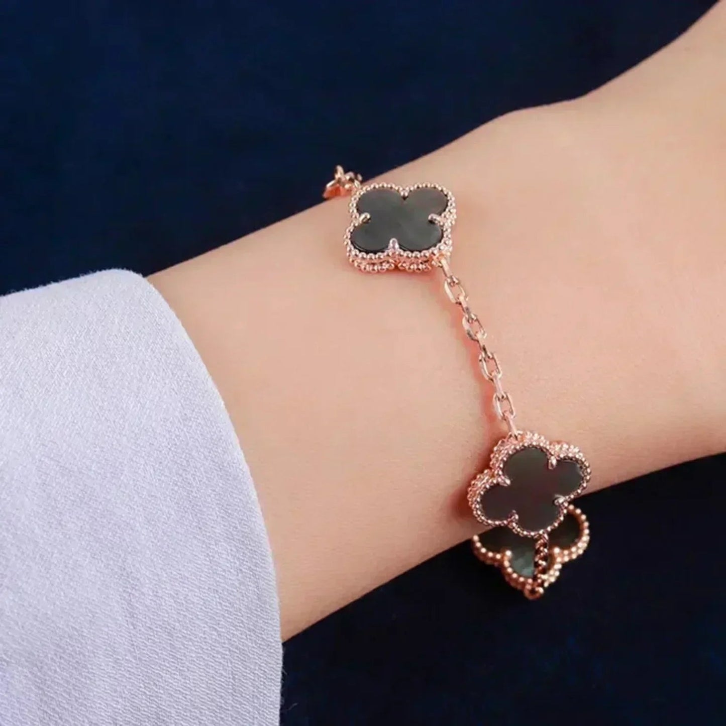 [Moco jewelrys] CLOVER 5 MOTIF GRAY MOP BRACELET COLLECTION