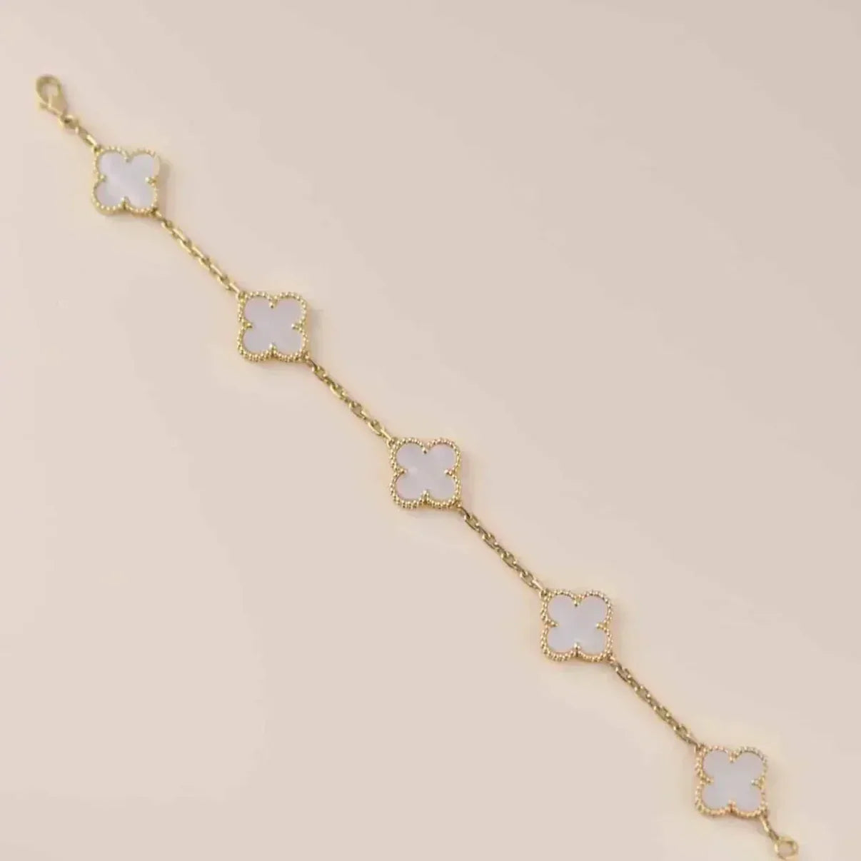 [Moco jewelrys]CLOVER WHITE PEARL MOP 5 MOTIF BRACELET COLLECTION
