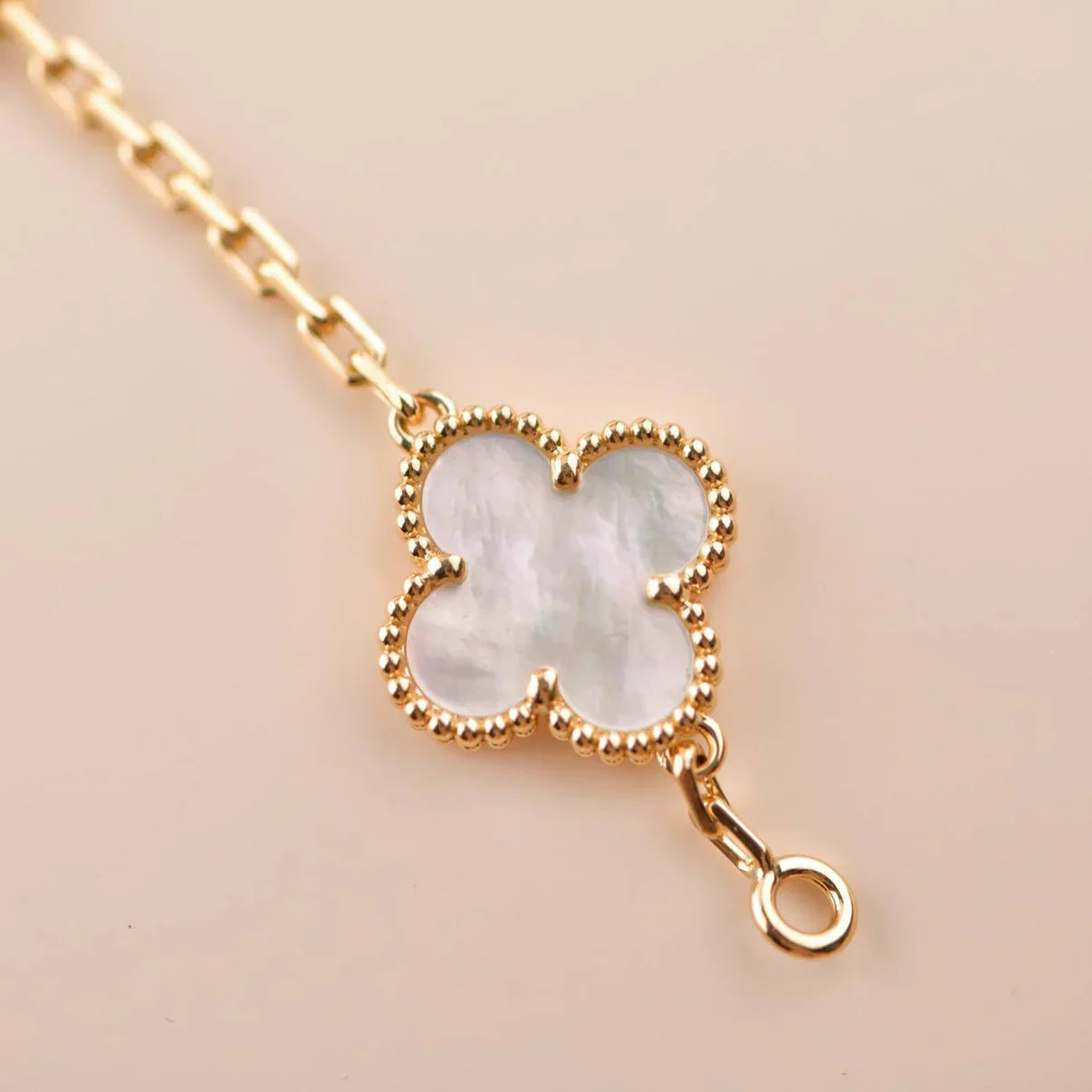 [Moco jewelrys]CLOVER WHITE PEARL MOP 5 MOTIF BRACELET COLLECTION