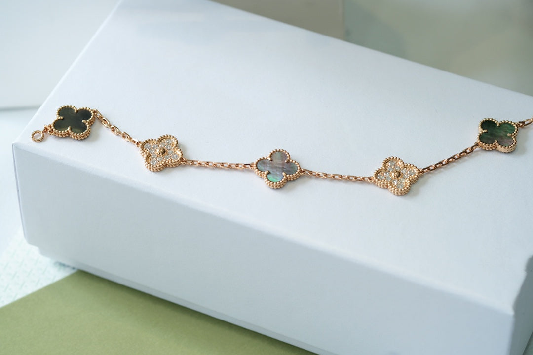 [Moco jewelrys] CLOVER 5 MOTIF GRAY MOP BRACELET COLLECTION