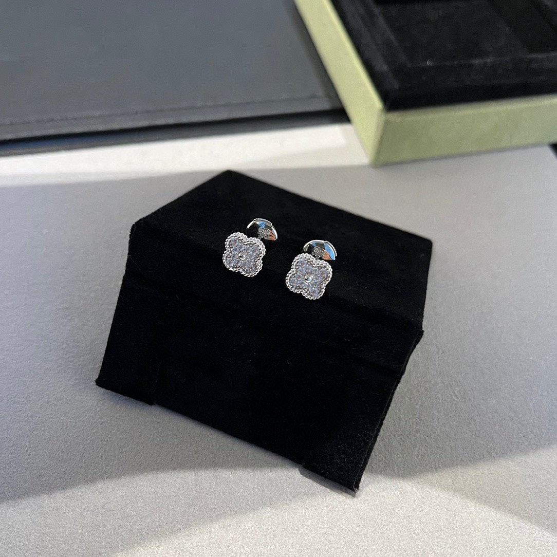 [moco jewelrys]CLOVER MINI DIAMOND STUD EARRINGS